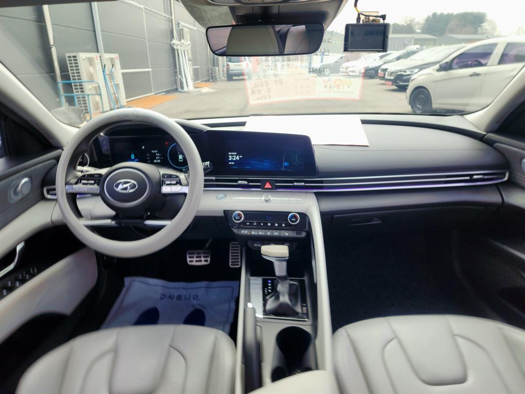 HYUNDAI Avante - Vista 10