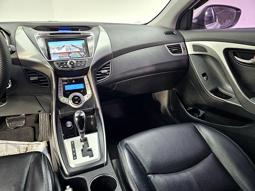 HYUNDAI Avante - Vista 10