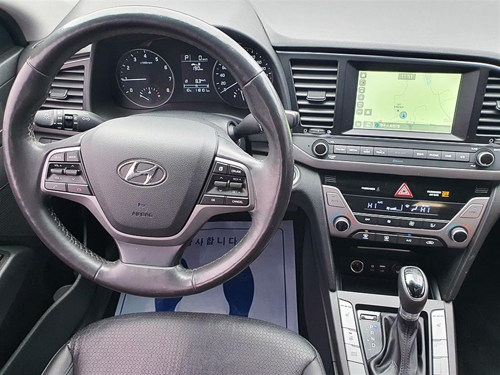 HYUNDAI Avante - Vista 12