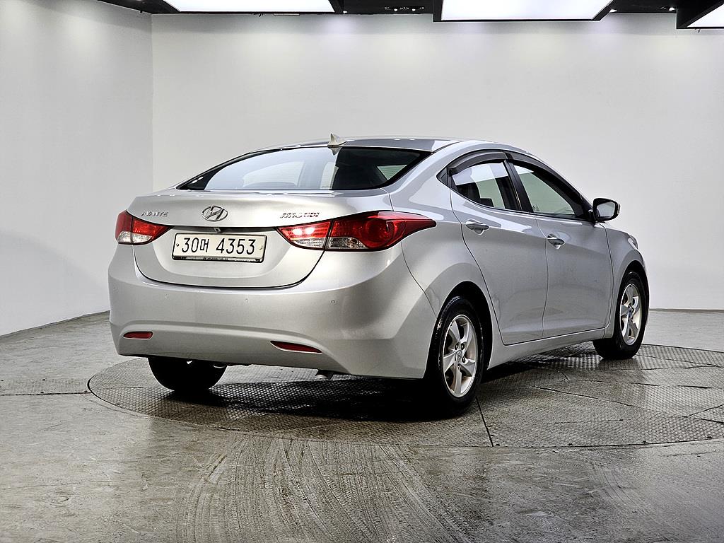 HYUNDAI Avante - Vista 4