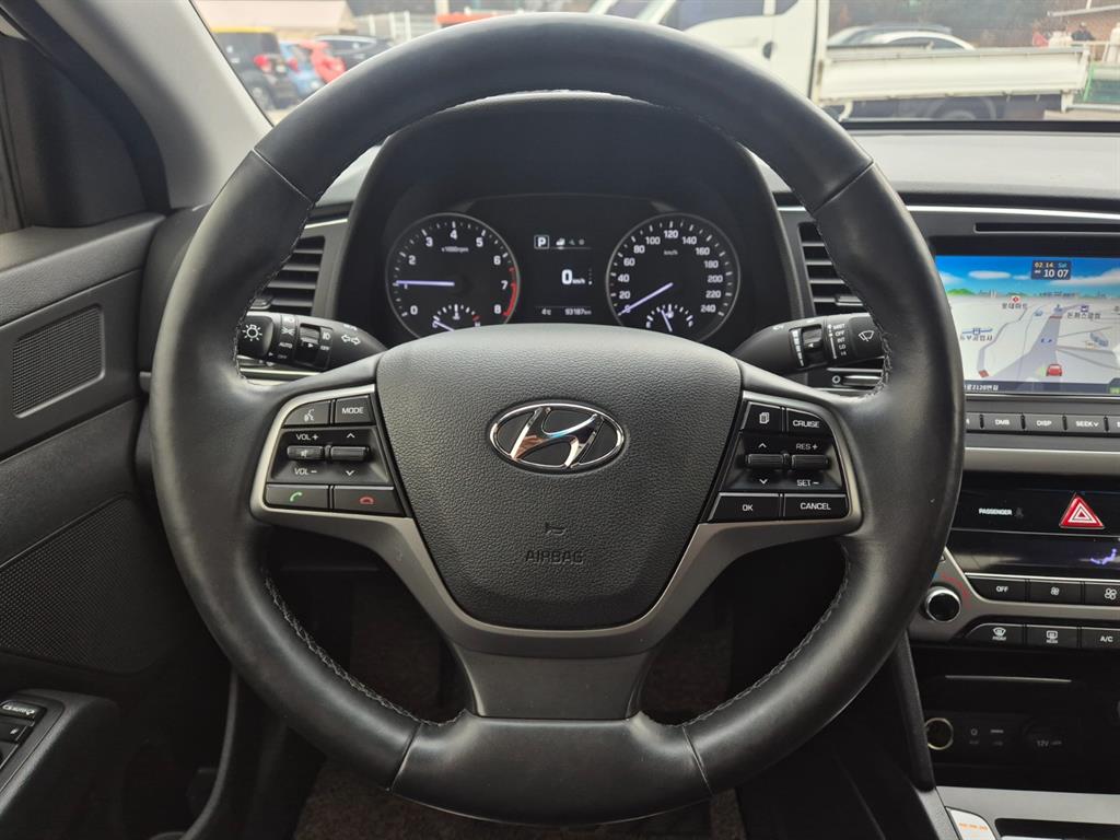 HYUNDAI Avante - Vista 10