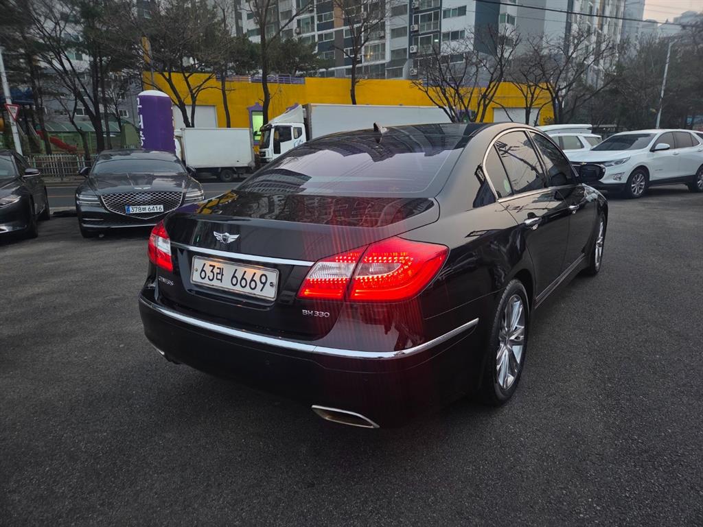 HYUNDAI Genesis - Vista 5