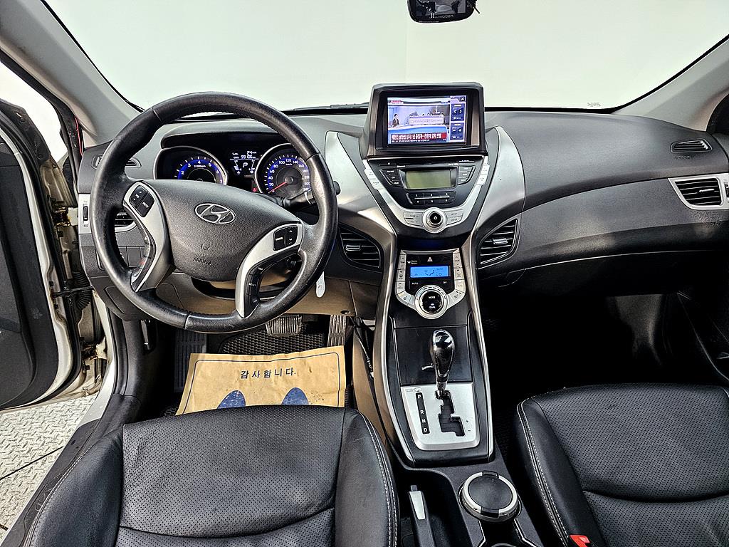 HYUNDAI Avante - Vista 5