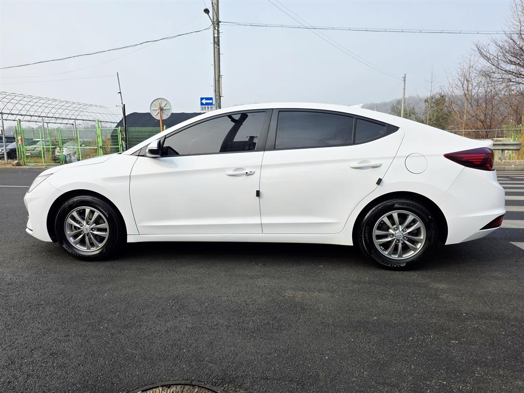 HYUNDAI Avante - Vista 3