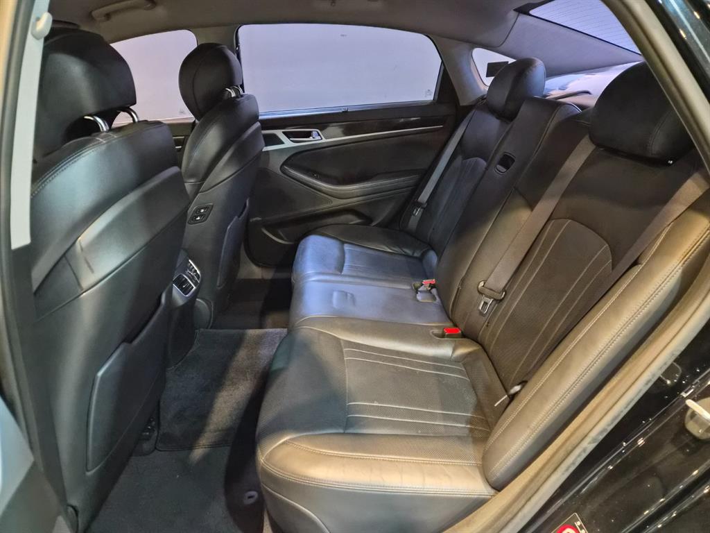 HYUNDAI Genesis - Vista 5