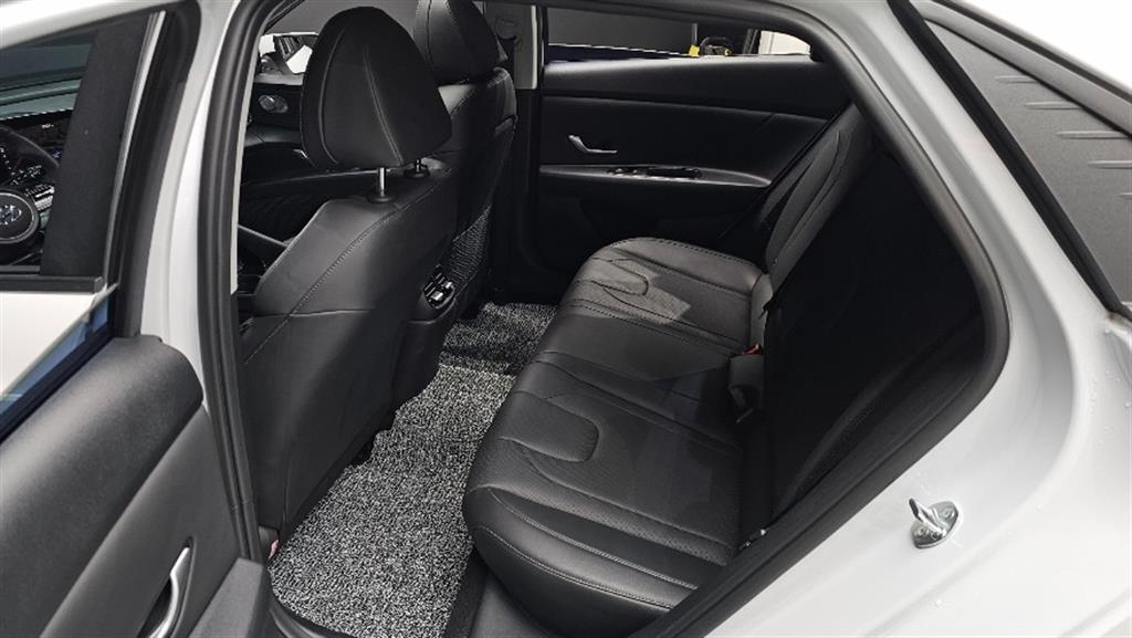 HYUNDAI Avante - Vista 11