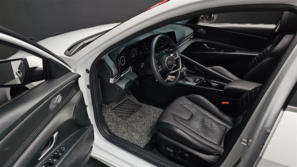 HYUNDAI Avante - Vista 10