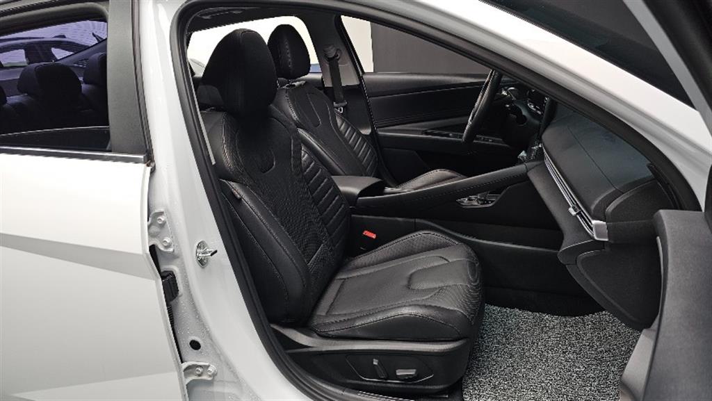 HYUNDAI Avante - Vista 9