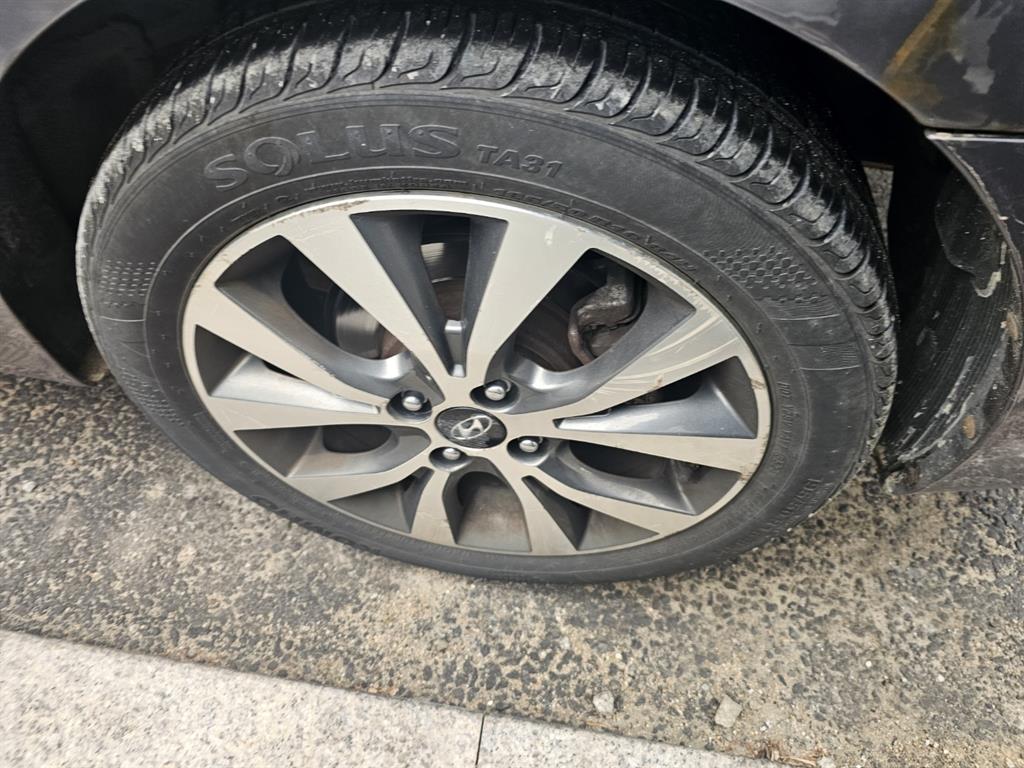 HYUNDAI Accent - Vista 12