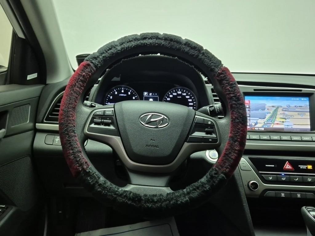 HYUNDAI Avante - Vista 9