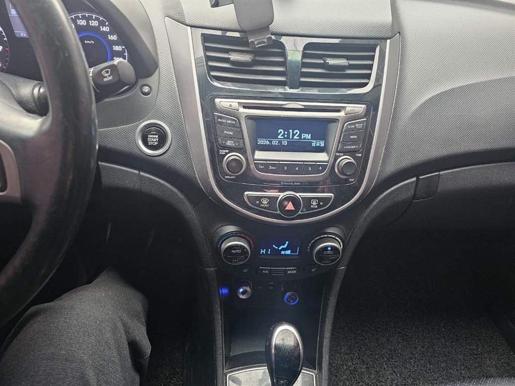 HYUNDAI Accent - Vista 9