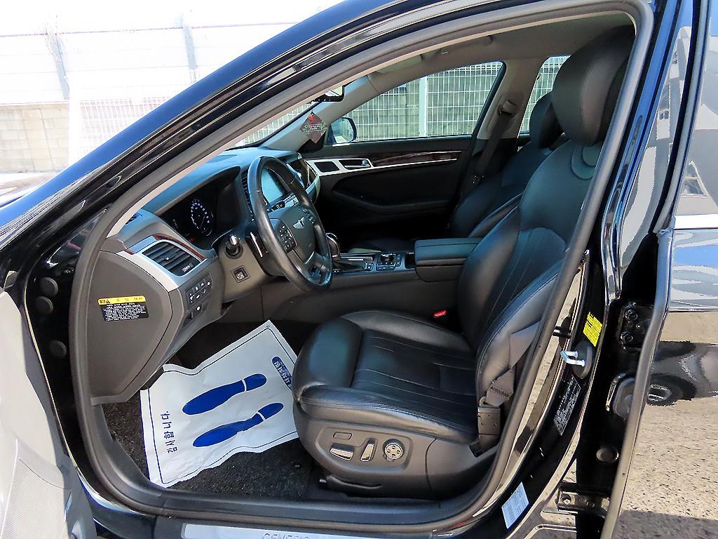 HYUNDAI Genesis - Vista 5