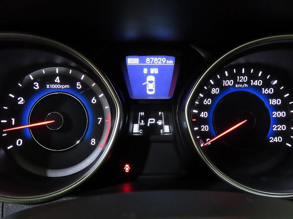 HYUNDAI Avante - Vista 9