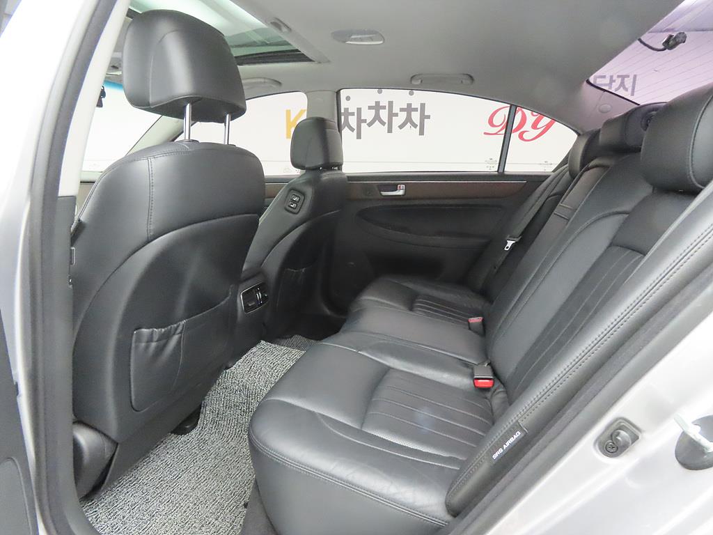 HYUNDAI Genesis - Vista 6