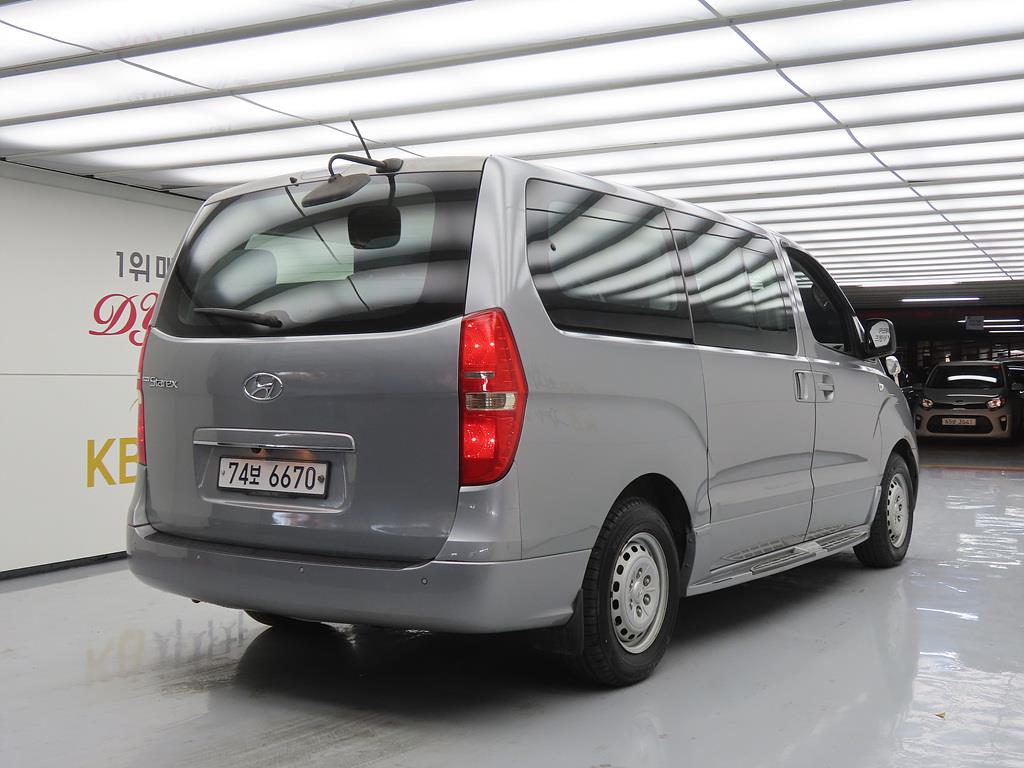 HYUNDAI Starex - Vista 4