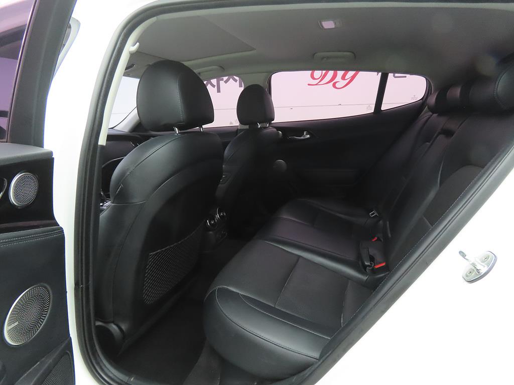 KIA Stinger - Vista 6