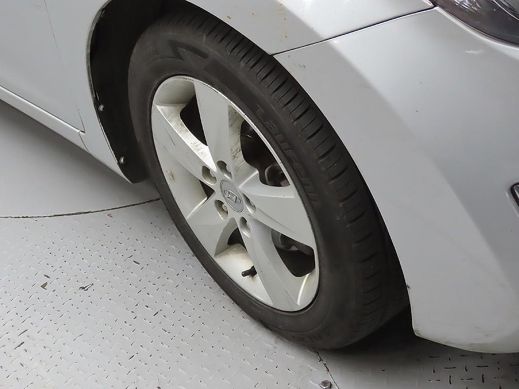 HYUNDAI Avante - Vista 9