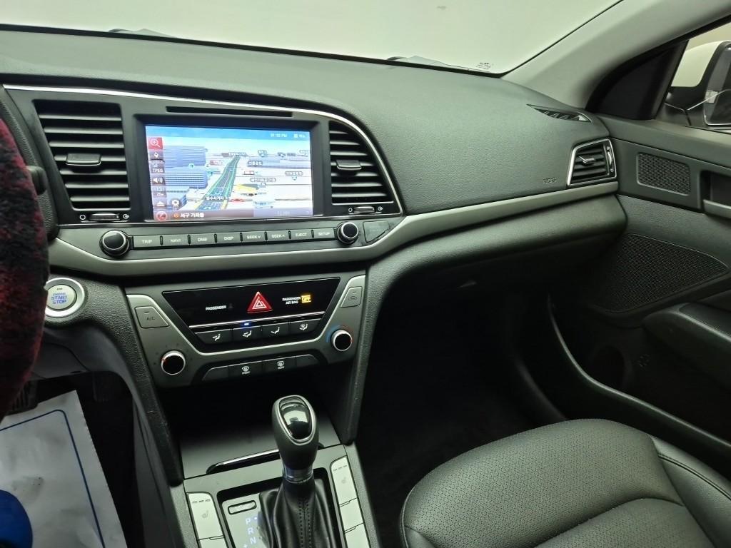 HYUNDAI Avante - Vista 10