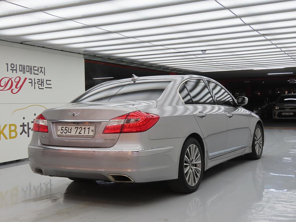 HYUNDAI Genesis - Vista 4