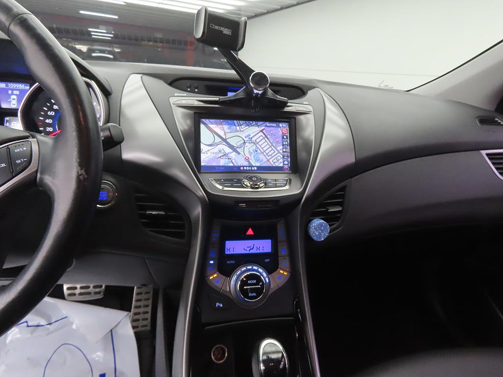 HYUNDAI Avante - Vista 10