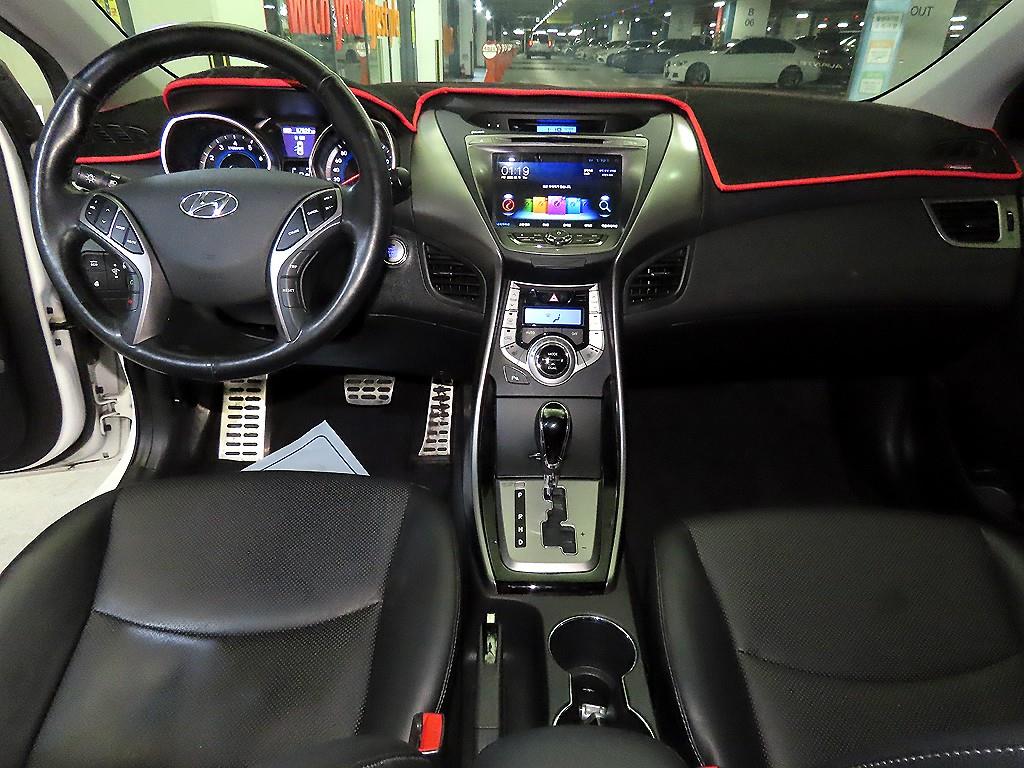 HYUNDAI Avante - Vista 10