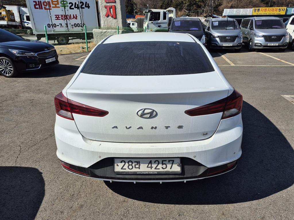 HYUNDAI Avante - Vista 5