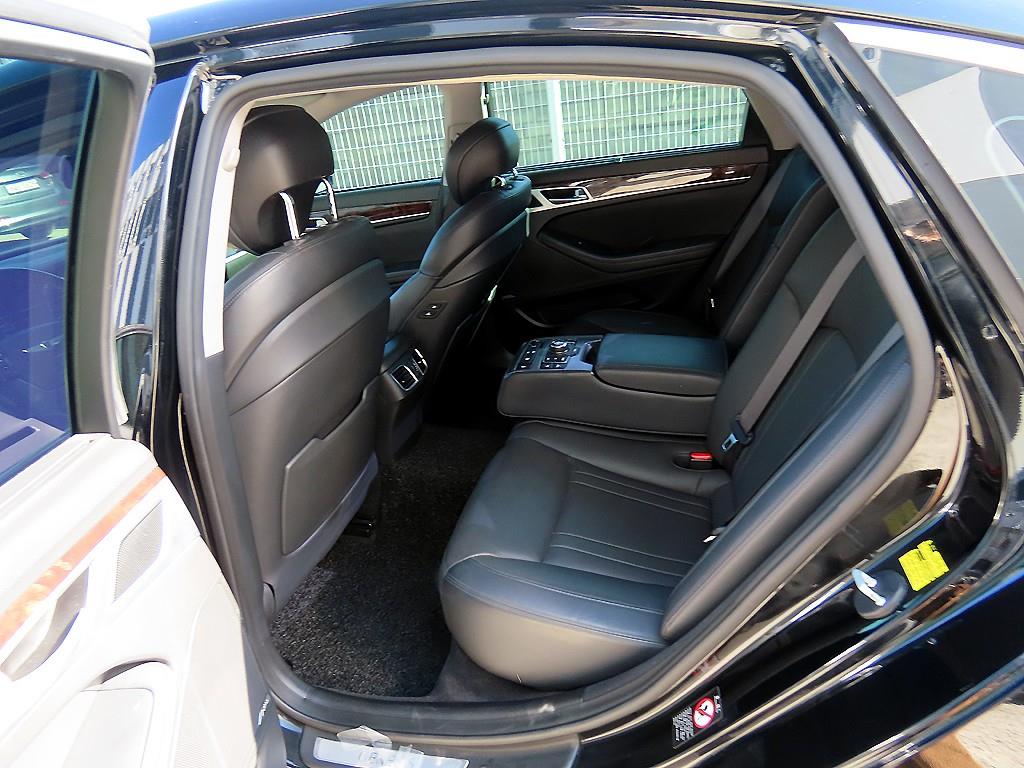 HYUNDAI Genesis - Vista 6