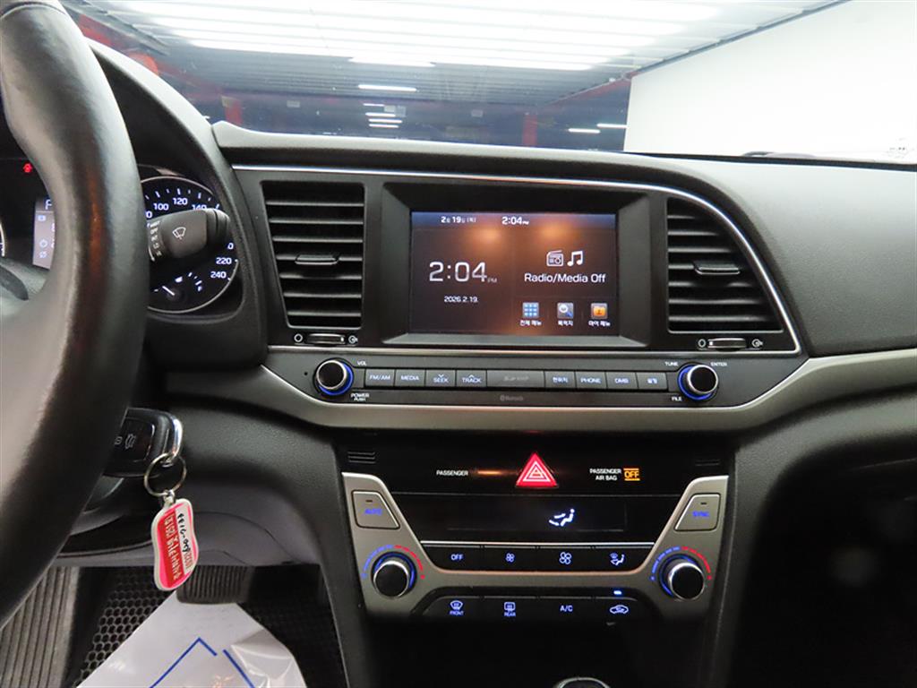 HYUNDAI Avante - Vista 10