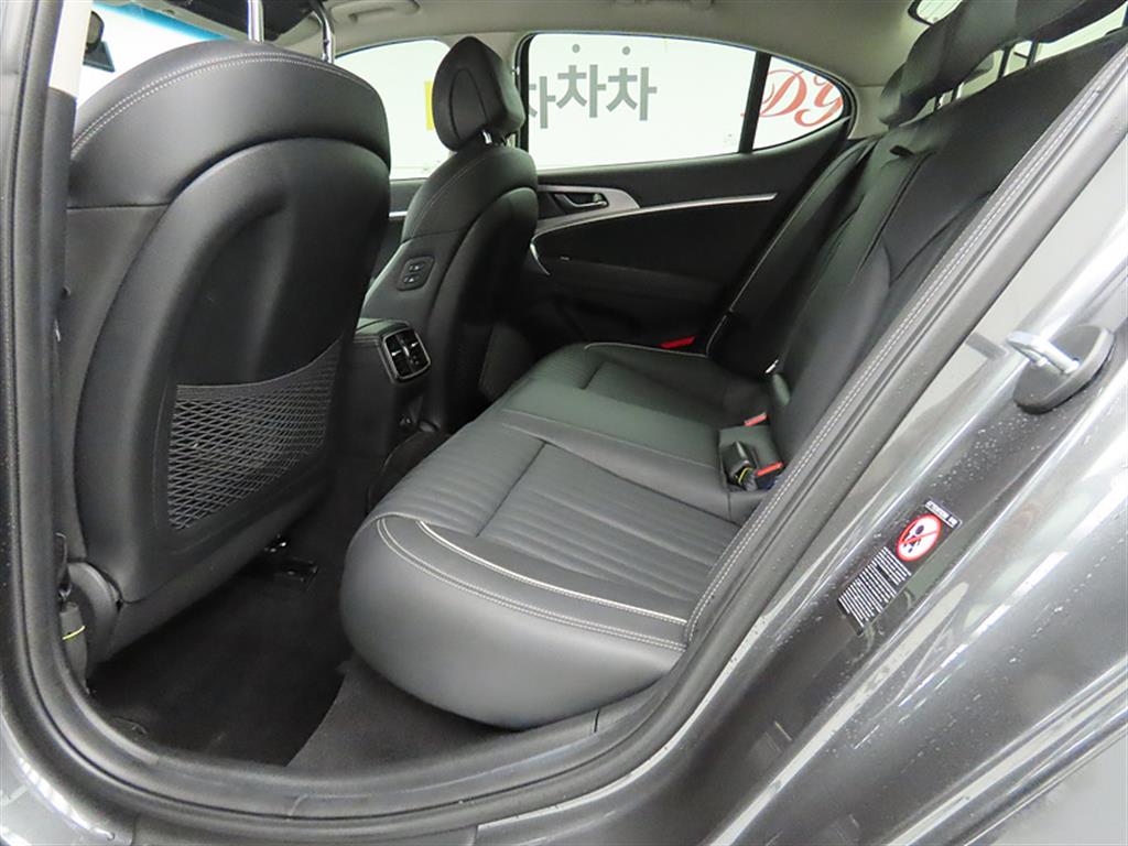 Genesis G70 - Vista 6