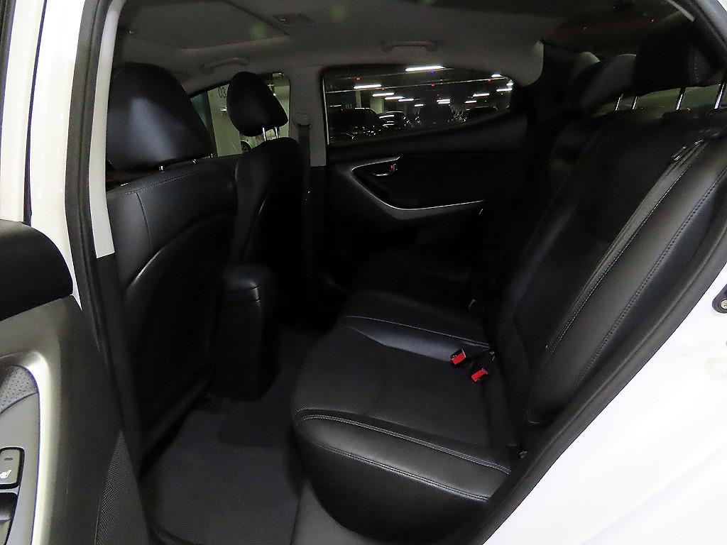 HYUNDAI Avante - Vista 7