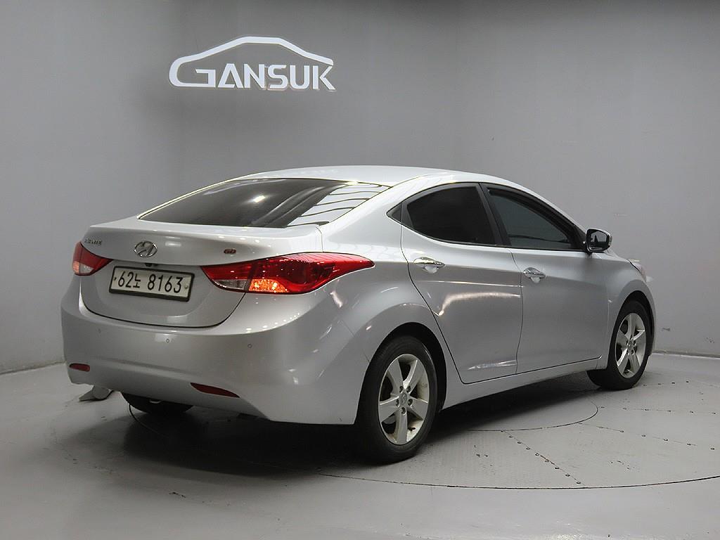 HYUNDAI Avante - Vista 7