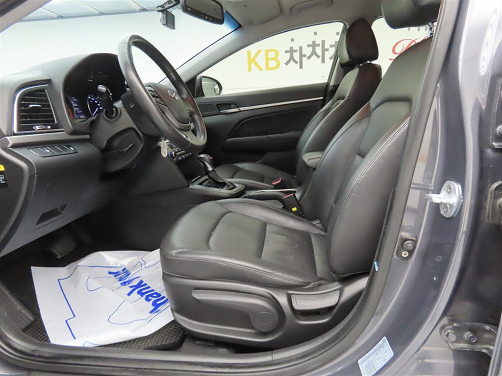 HYUNDAI Avante - Vista 5