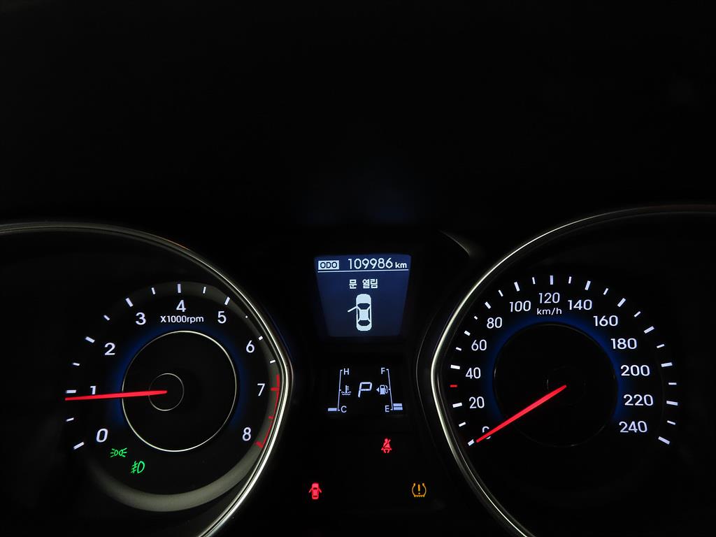 HYUNDAI Avante - Vista 9