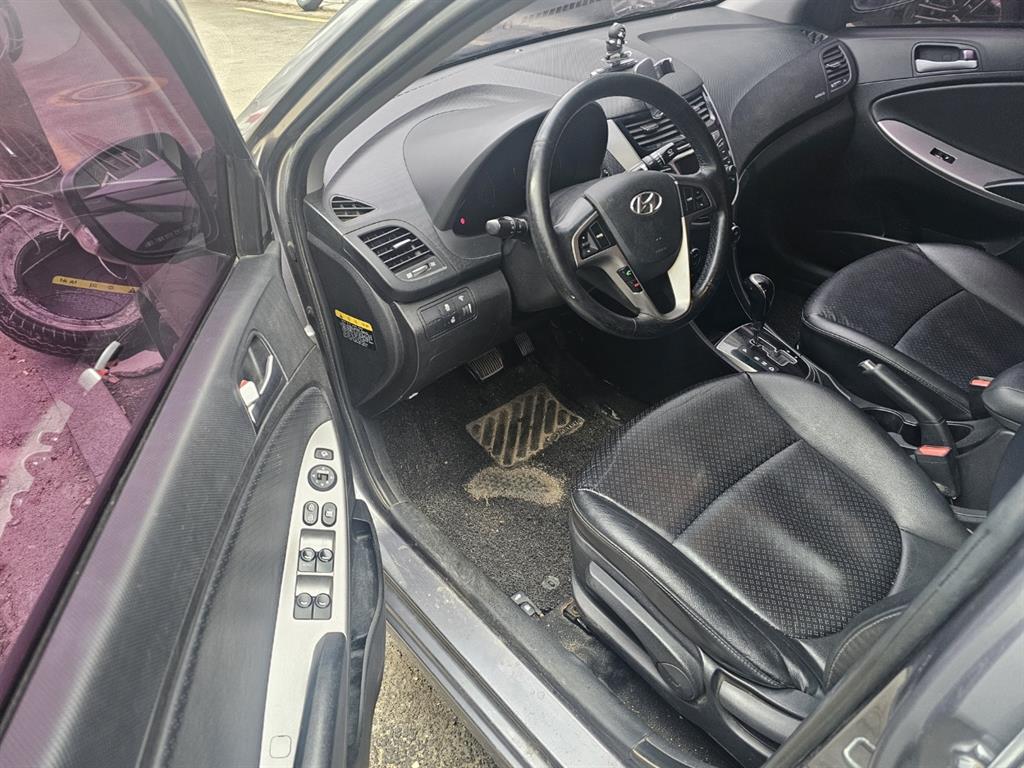 HYUNDAI Accent - Vista 4