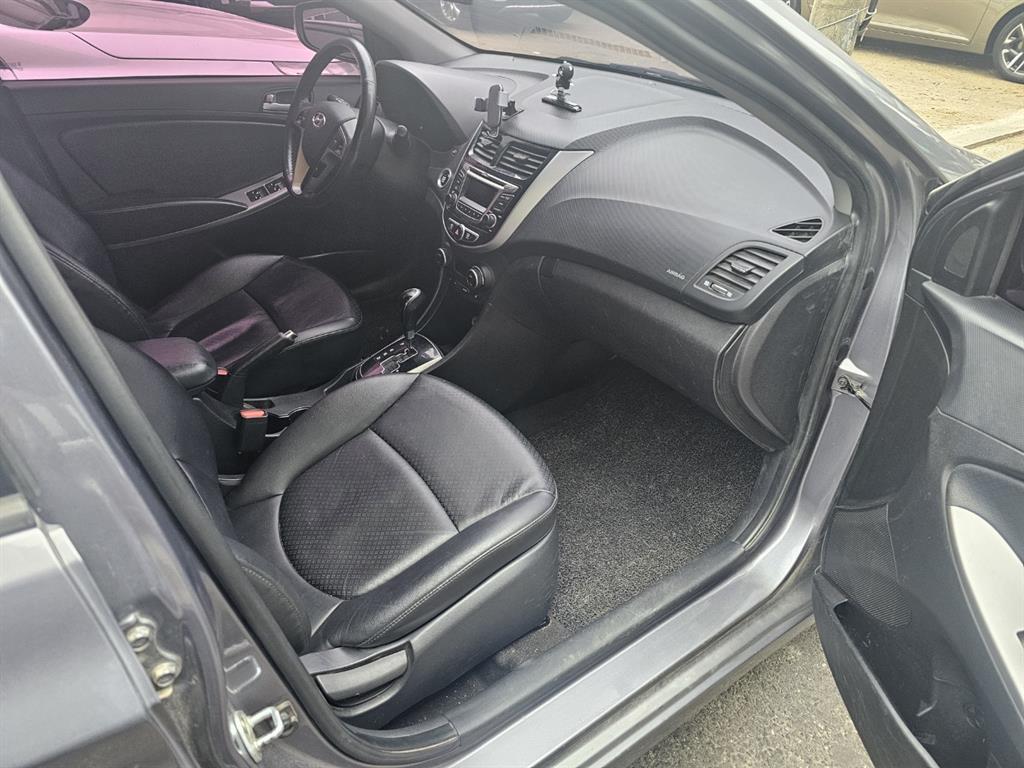 HYUNDAI Accent - Vista 5