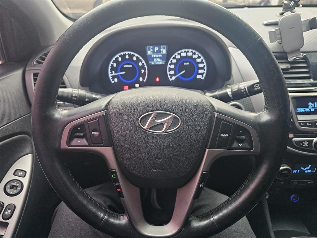 HYUNDAI Accent - Vista 7