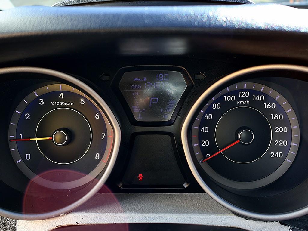 HYUNDAI Avante - Vista 11