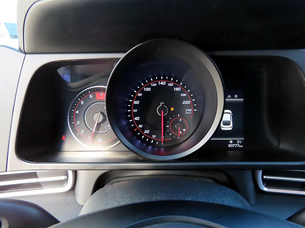 HYUNDAI Avante - Vista 9