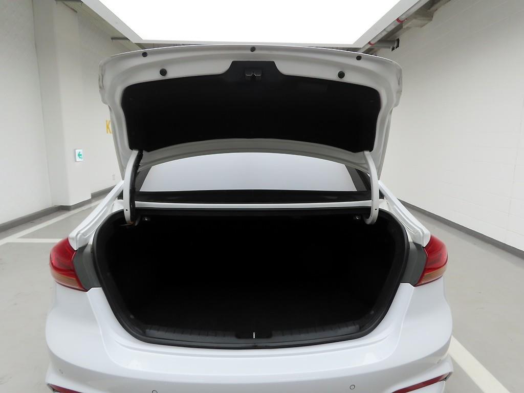 HYUNDAI Avante - Vista 5