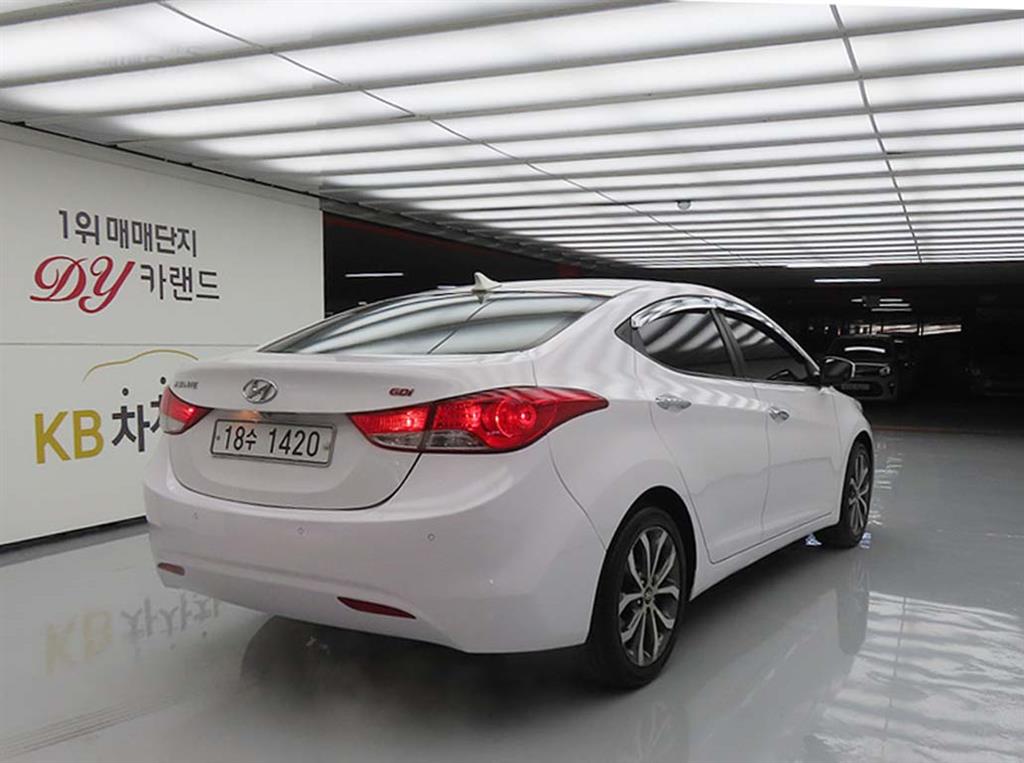 HYUNDAI Avante - Vista 4