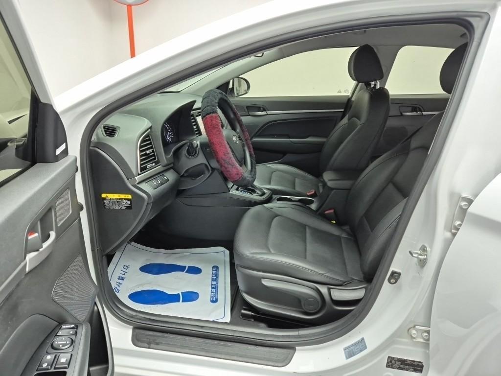 HYUNDAI Avante - Vista 11