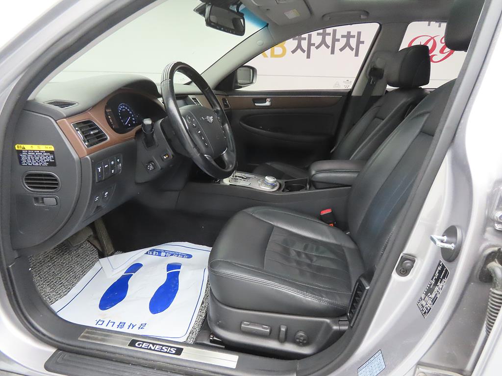 HYUNDAI Genesis - Vista 5