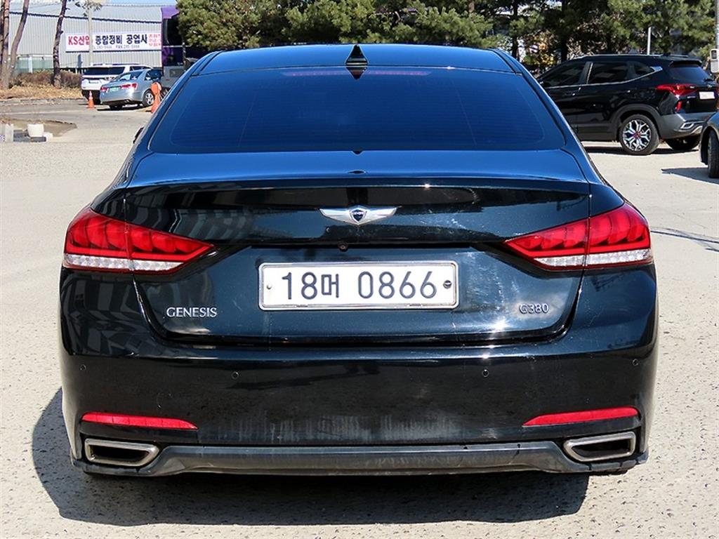 HYUNDAI Genesis - Vista 4