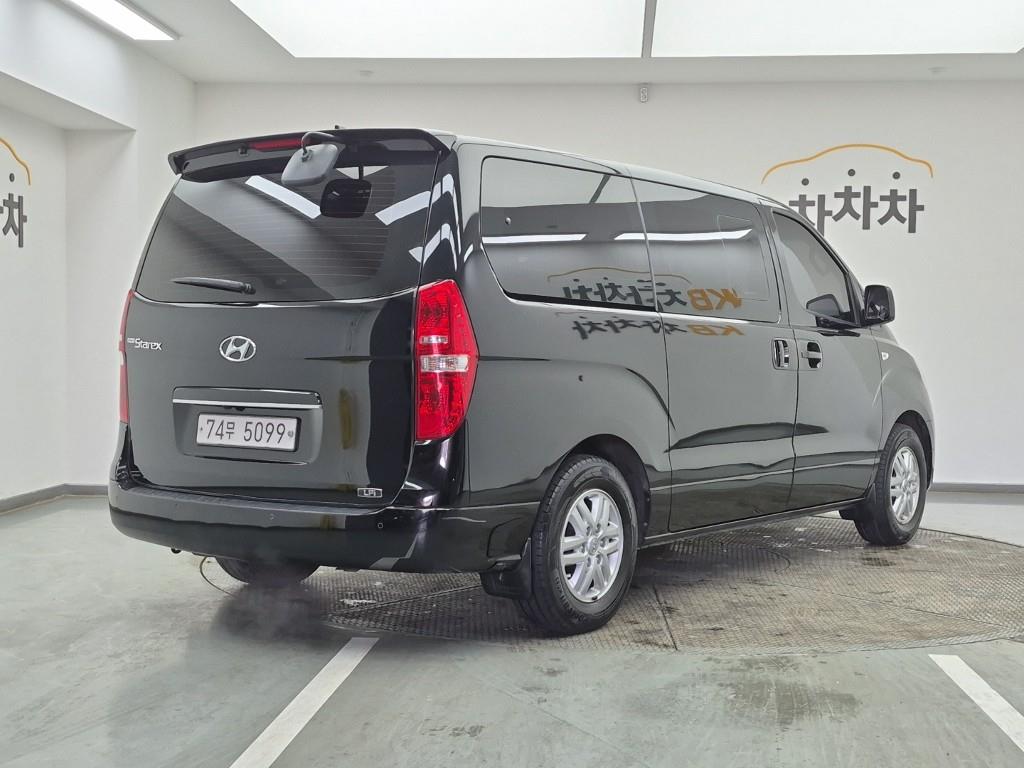 HYUNDAI Starex - Vista 4