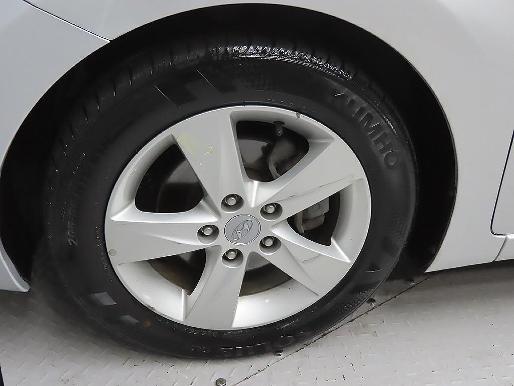 HYUNDAI Avante - Vista 9