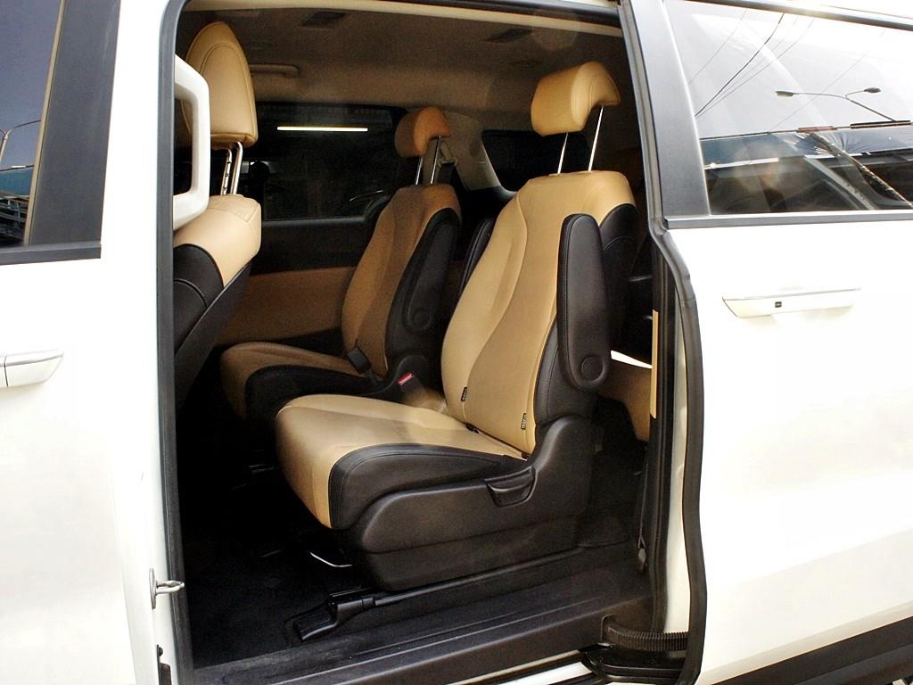 KIA Carnival - Vista 11