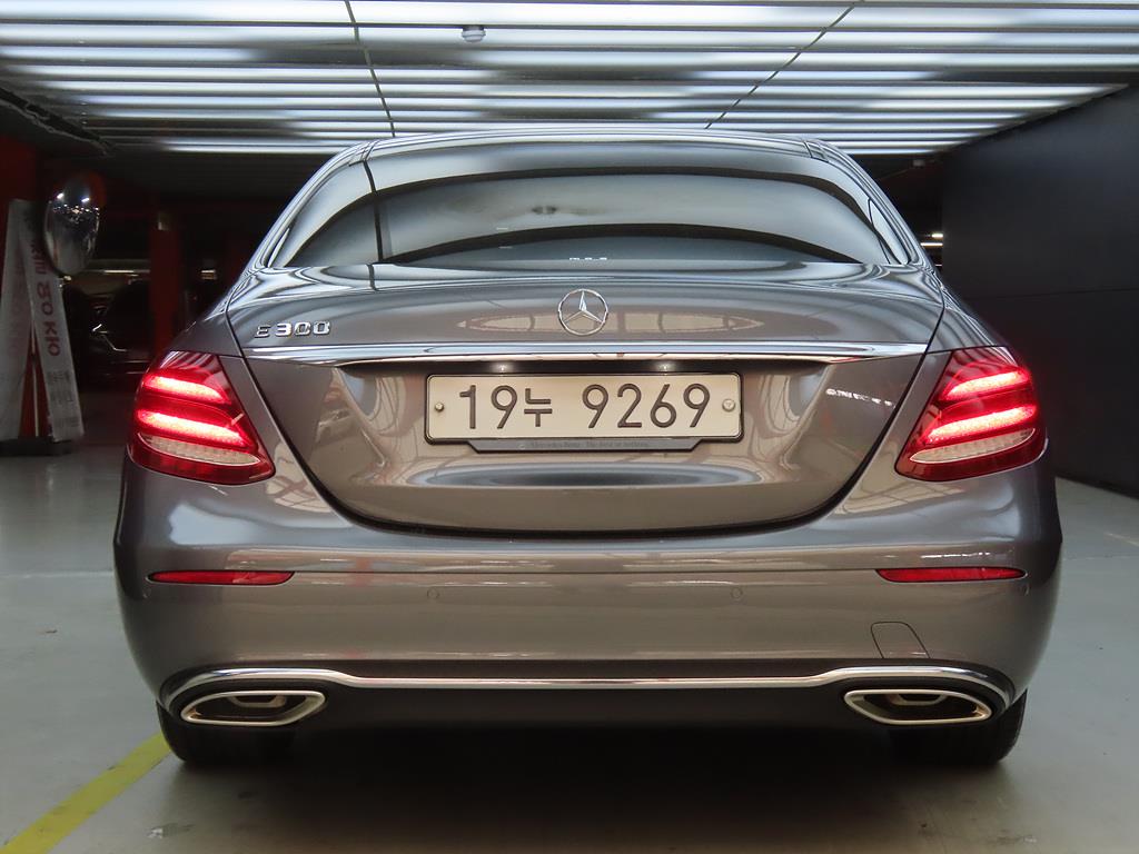 Mercedes Benz E class - Vista 4