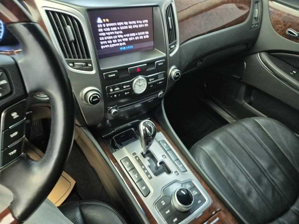 HYUNDAI Equus - Vista 10