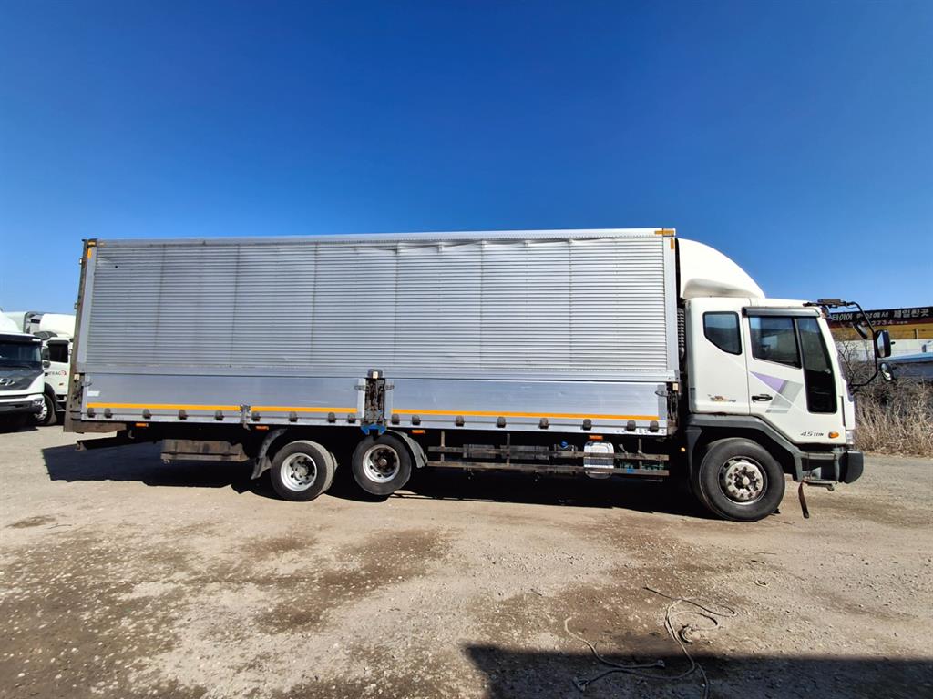 medium and large cargo truck - Vista 4