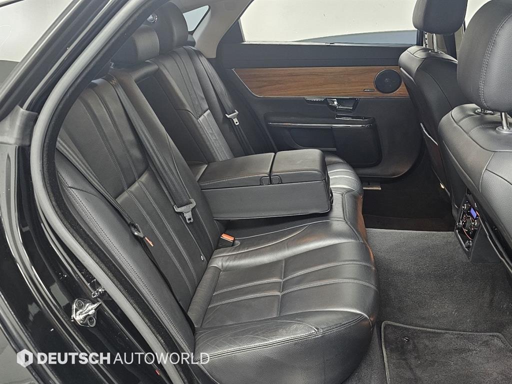 Jaguar XJ - Vista 12